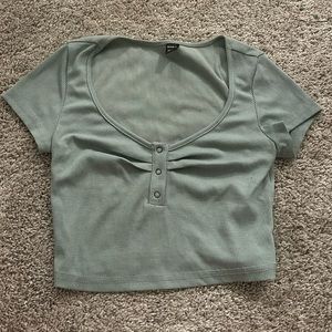 Green cropped tee